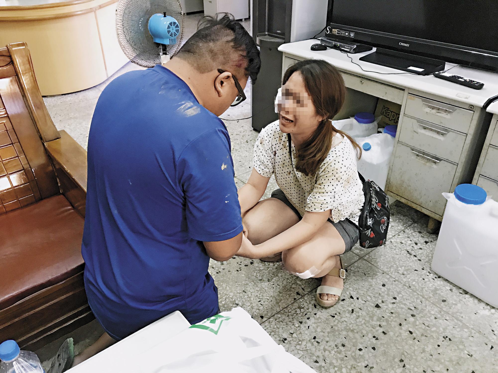 死者的母親(右)強忍喪女之慟,還不忘反過來勸勉肇事司機遠離高風險的工作。