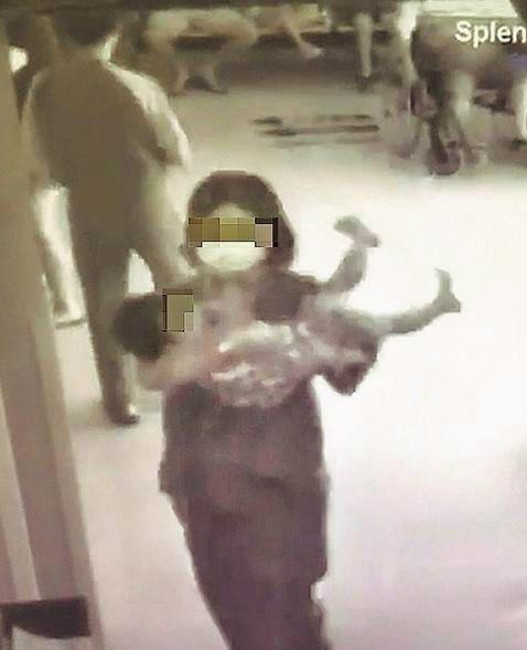 護士為爭取黃金搶救時間,自救護車上抱著2歲女童直衝急救站。(翻攝畫面)