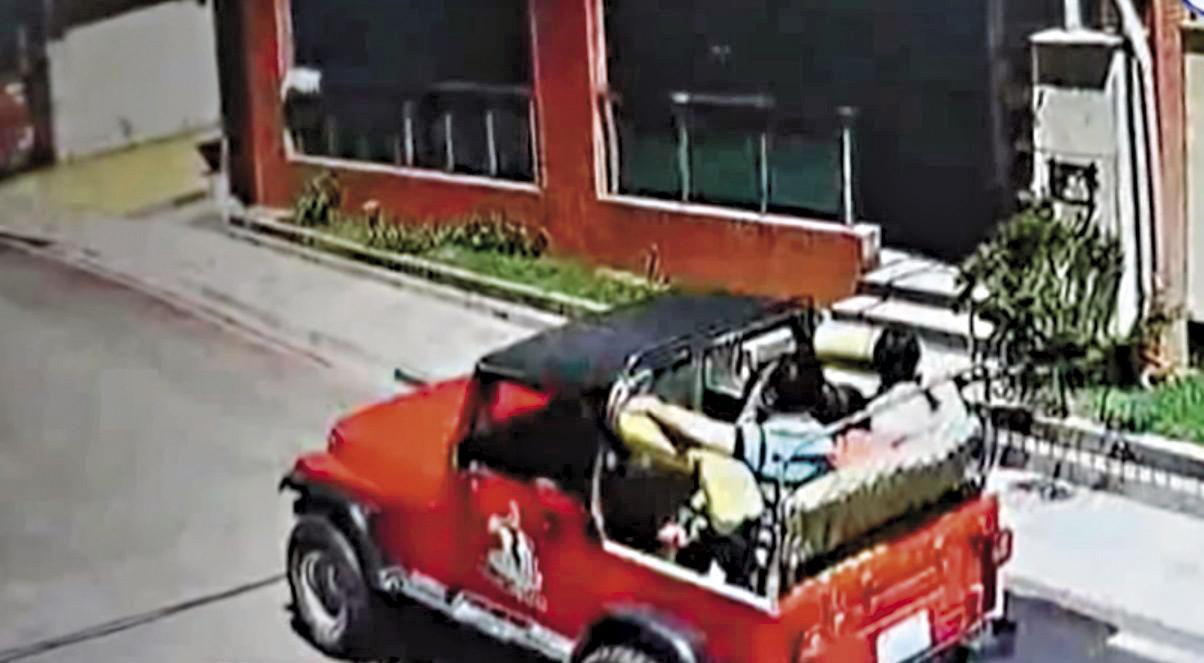 陳家4口共乘吉普車往168關道飆山,事發前(由右而左)陳母坐在後座,中間是大女兒,2歲女童則坐在父親腿上。(翻攝畫面)