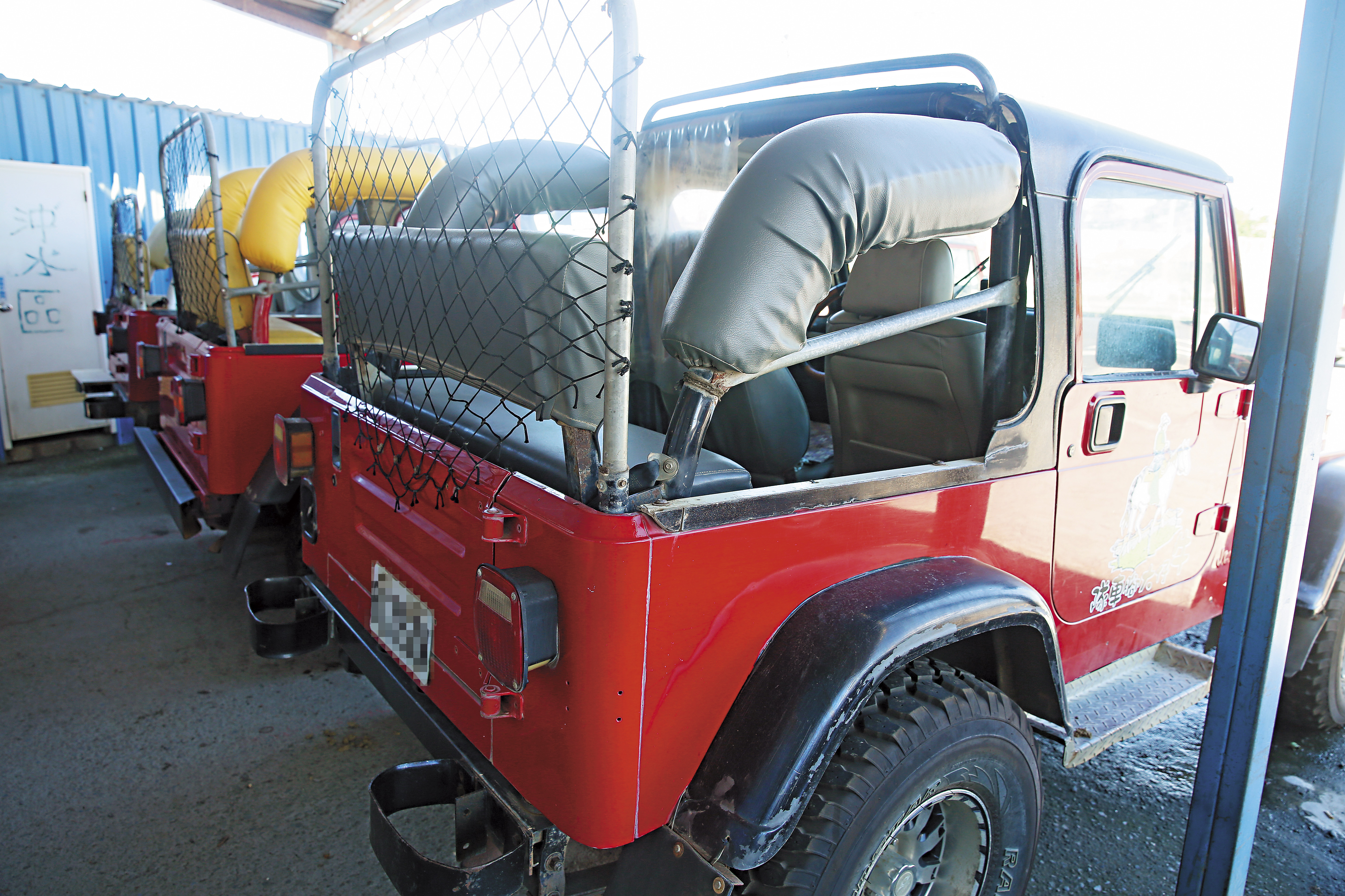 吉普車飆山活動安全網、防踫墊和安全帶樣樣不可少，但司機的謹慎和細心才是安全關鍵。