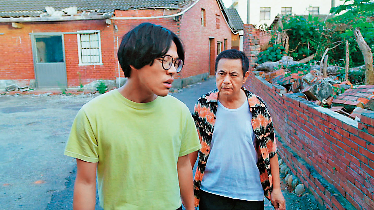 廣仲的戲劇處女作《花甲男孩轉大人》大夯，如今確定拍電影版，而且搶攻明年賀歲檔期。整個人外型跟聲勢頗有接班豬哥亮的架勢。右為蔡振南。