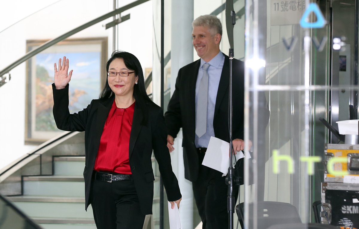 宏達電上週四宣布，出售替Google代工手機的研發團隊與10年專利授權。圖為宏達電董事長王雪紅（前）與Google硬體資深副總裁Rick Osterloh（後）召開記者會。