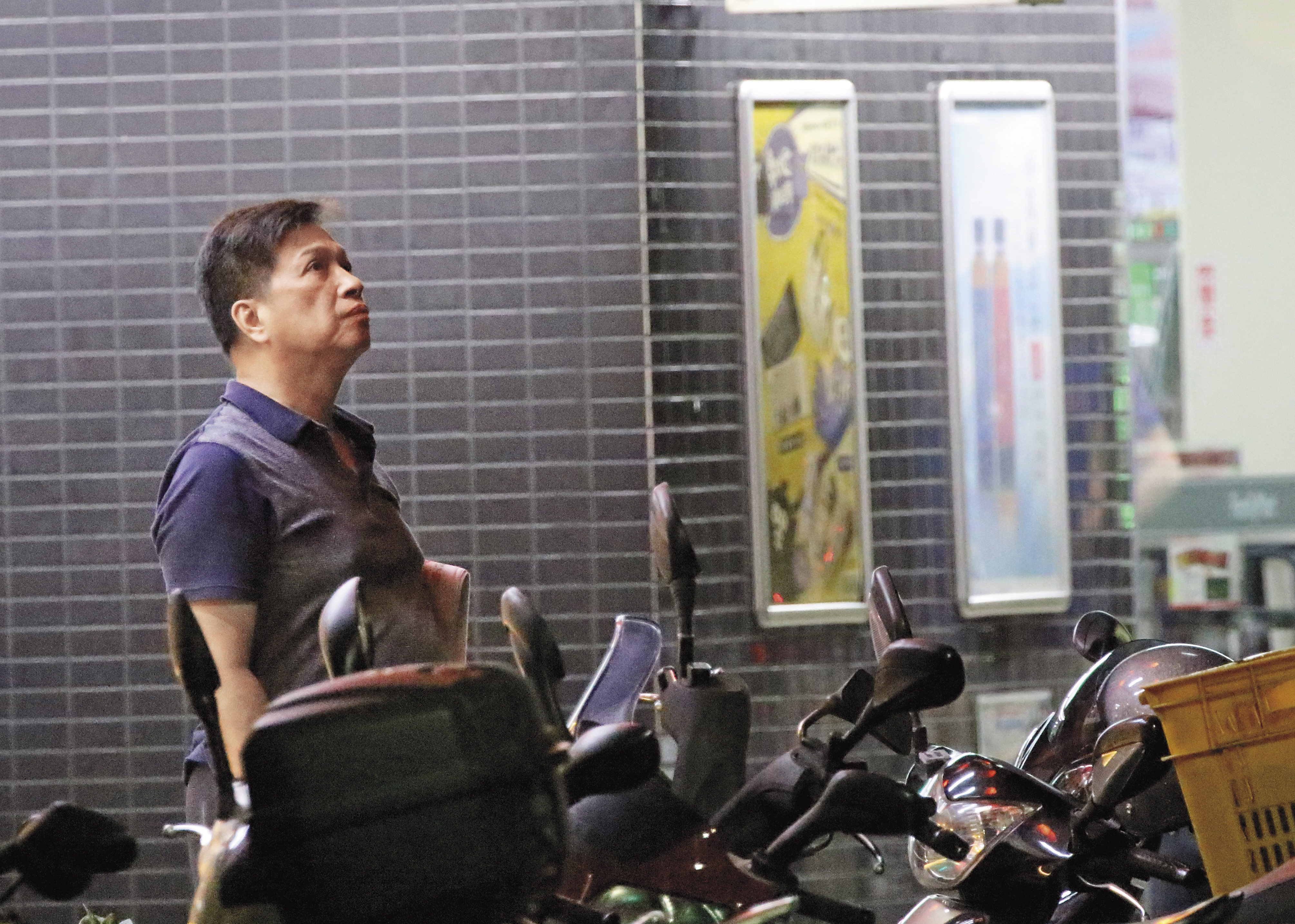 看來李朝永的衣著相當隨性，而且不修邊幅；據悉，他依然有跟張姓獅奶聯絡。