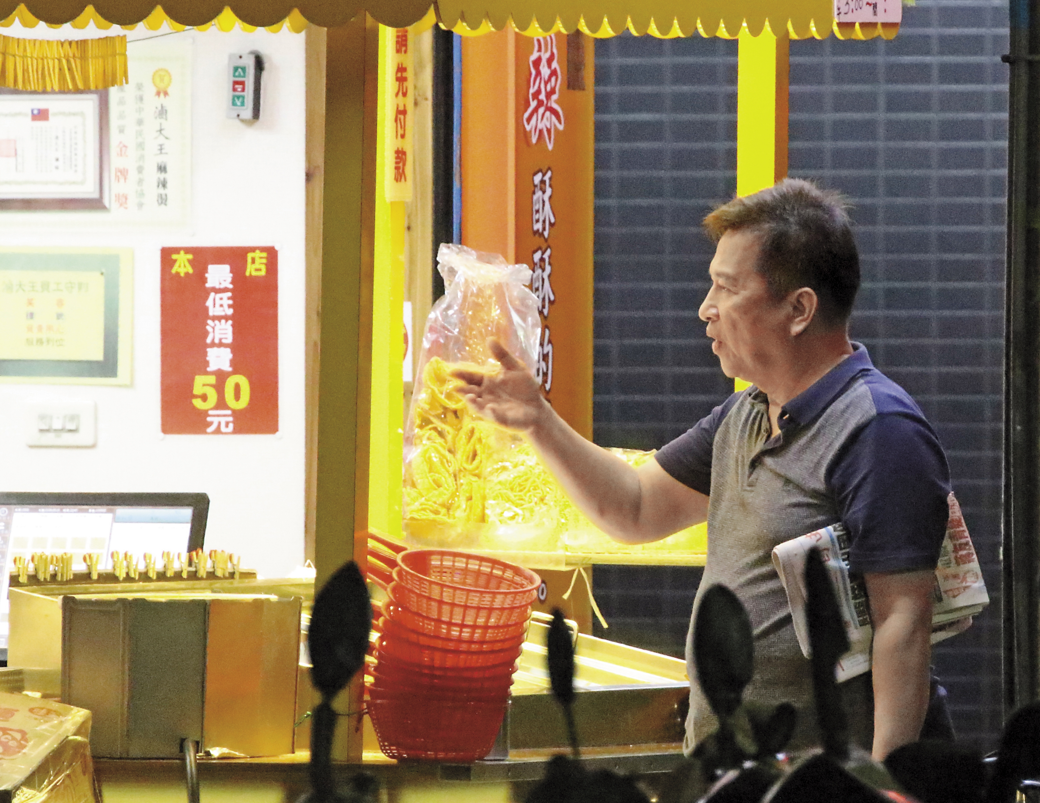 9/18　22:50　阿姑找不到的李朝永，出沒在台北市中山區，獨自一人買宵夜吃。