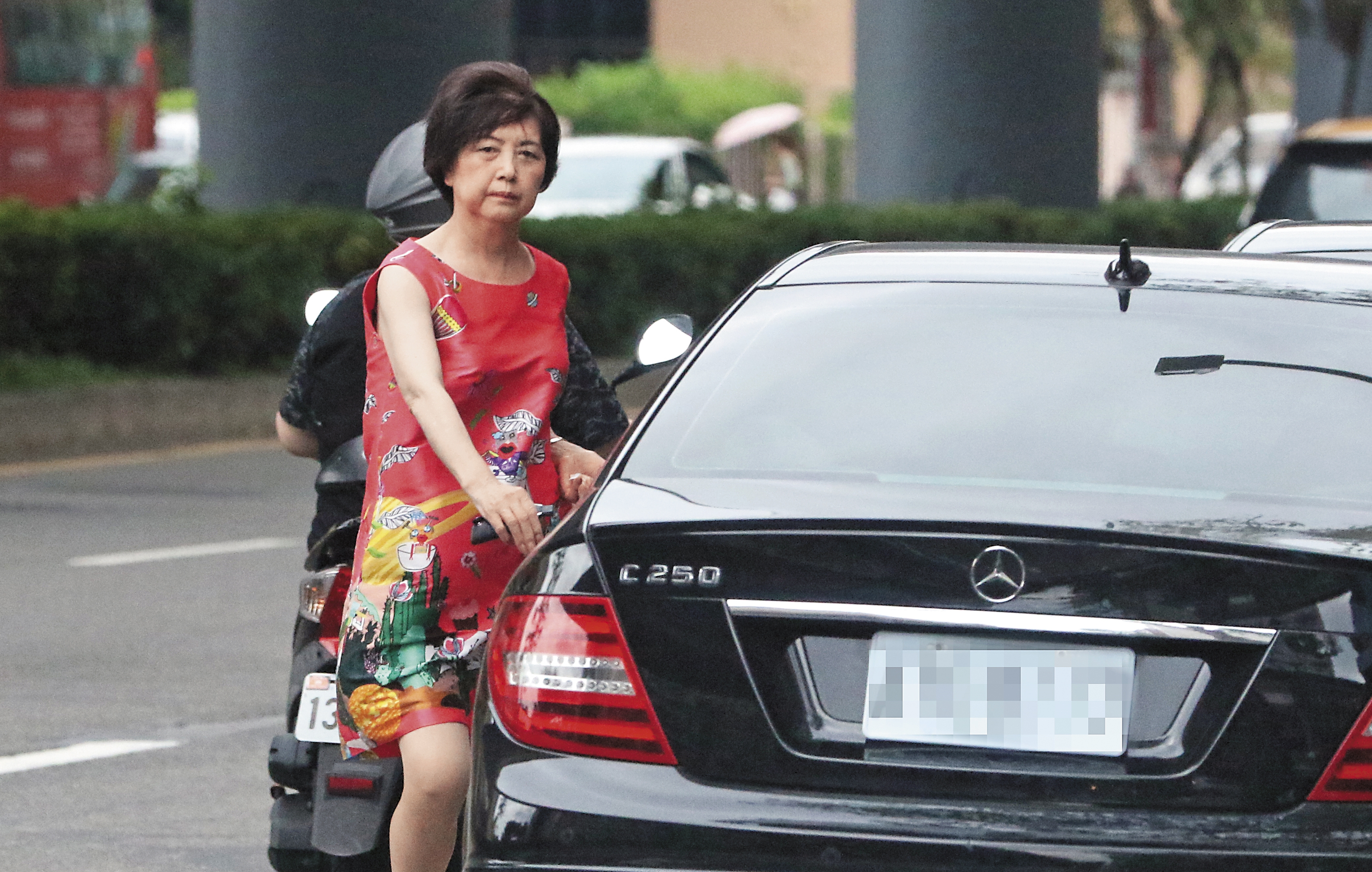 【腥夫吃定阿姑】遭阿姑痛罵　張姓獅奶「三寶式」駕駛風情展示