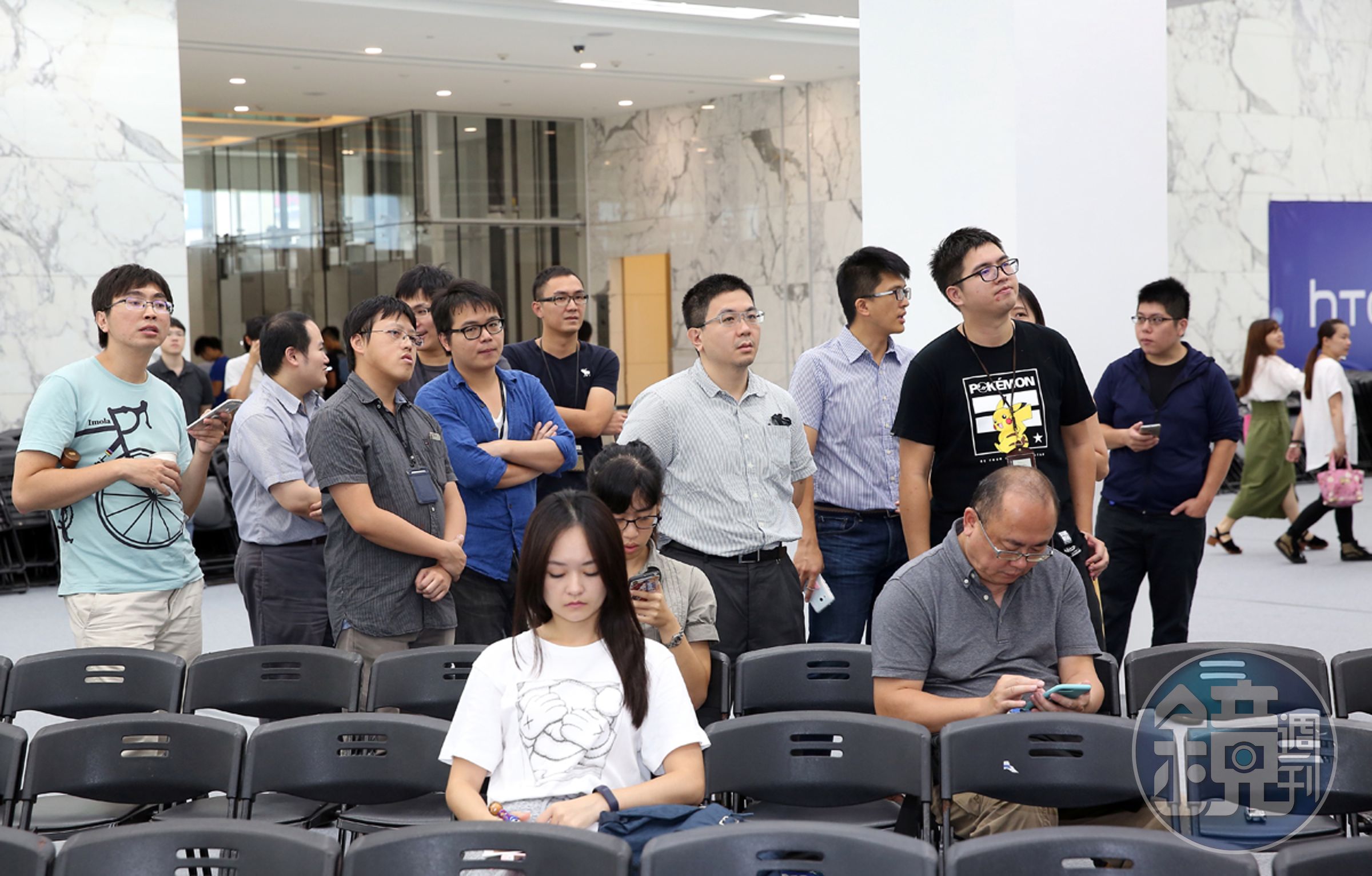 宏達電董事長王雪紅從Google手中拿下330億元，但被出售的2,200位宏達電員工卻很擔心未來。