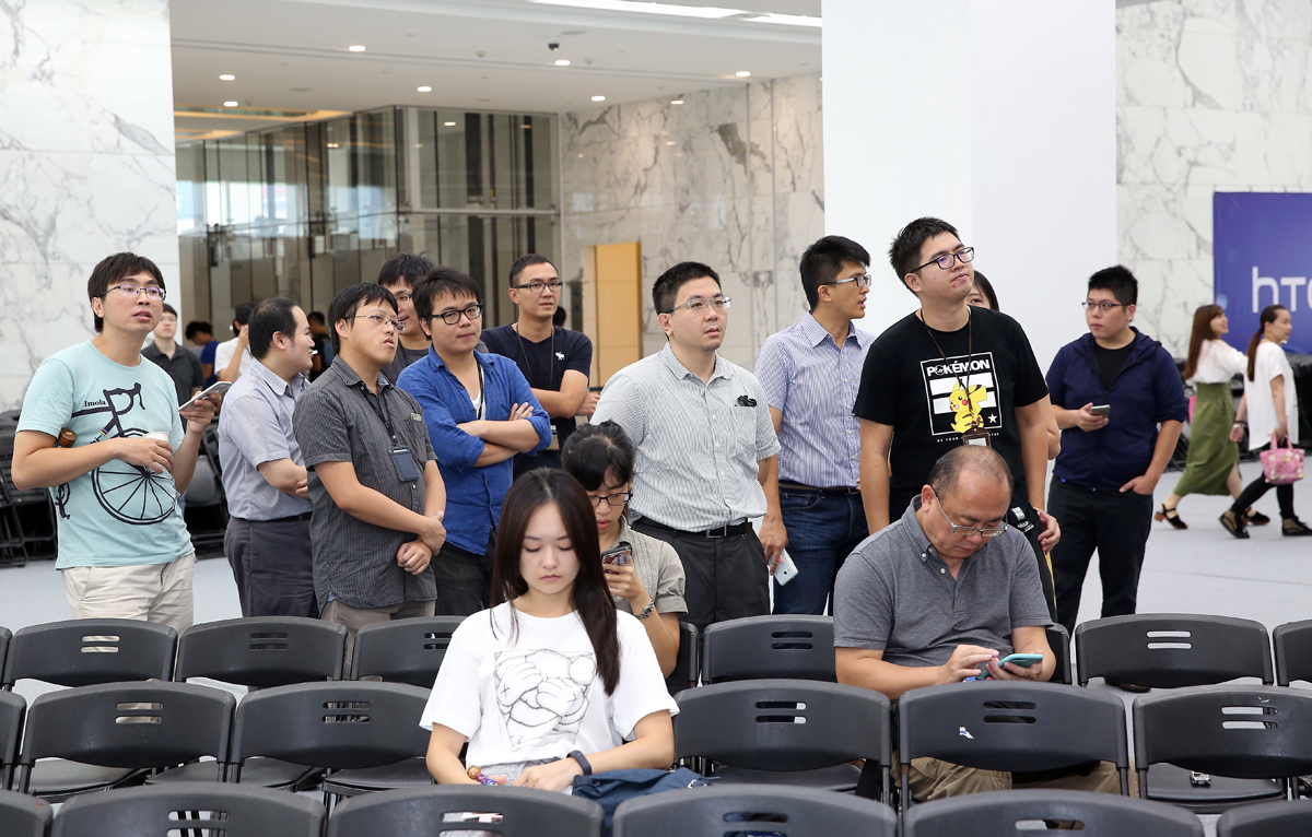 宏達電董事長王雪紅從Google手中拿下330億元，但被出售的2,200位宏達電員工卻很擔心未來。