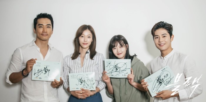新戲《Black》由宋承憲、李伊(《鬼怪》三神奶奶)、高雅拉與金桐俊主演,講述附身在刑警身上的陰間使者愛上人類女孩的故事。(翻攝OCN網站)