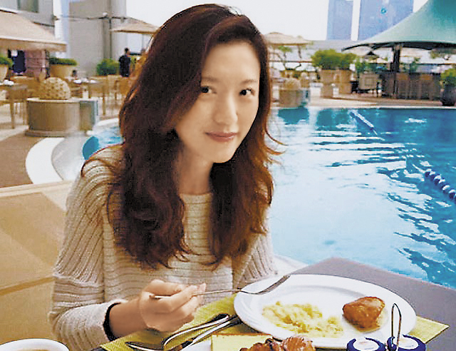 國安局公關室專員黃敬琳（圖），被媒體直擊與台北市議員陳彥伯在海邊激吻，引起軒然大波。