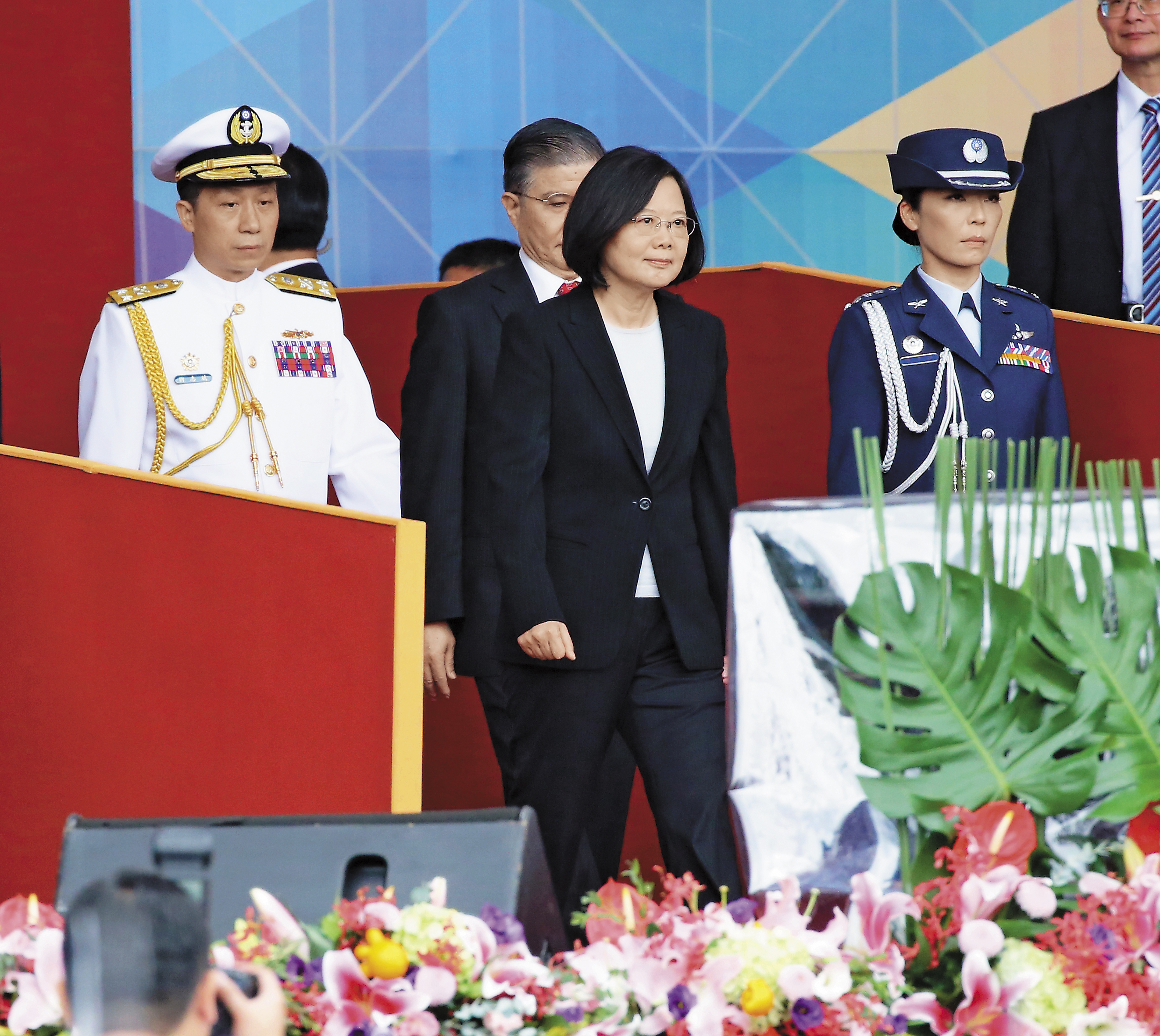總統府首位女武官陳月芳（右）上校，遭蔡英文隨扈楊文志少校，以通訊軟體傳不雅照片、文字的方式性騷擾，甚至在府內洗手間和停車場，有攔阻舉動。