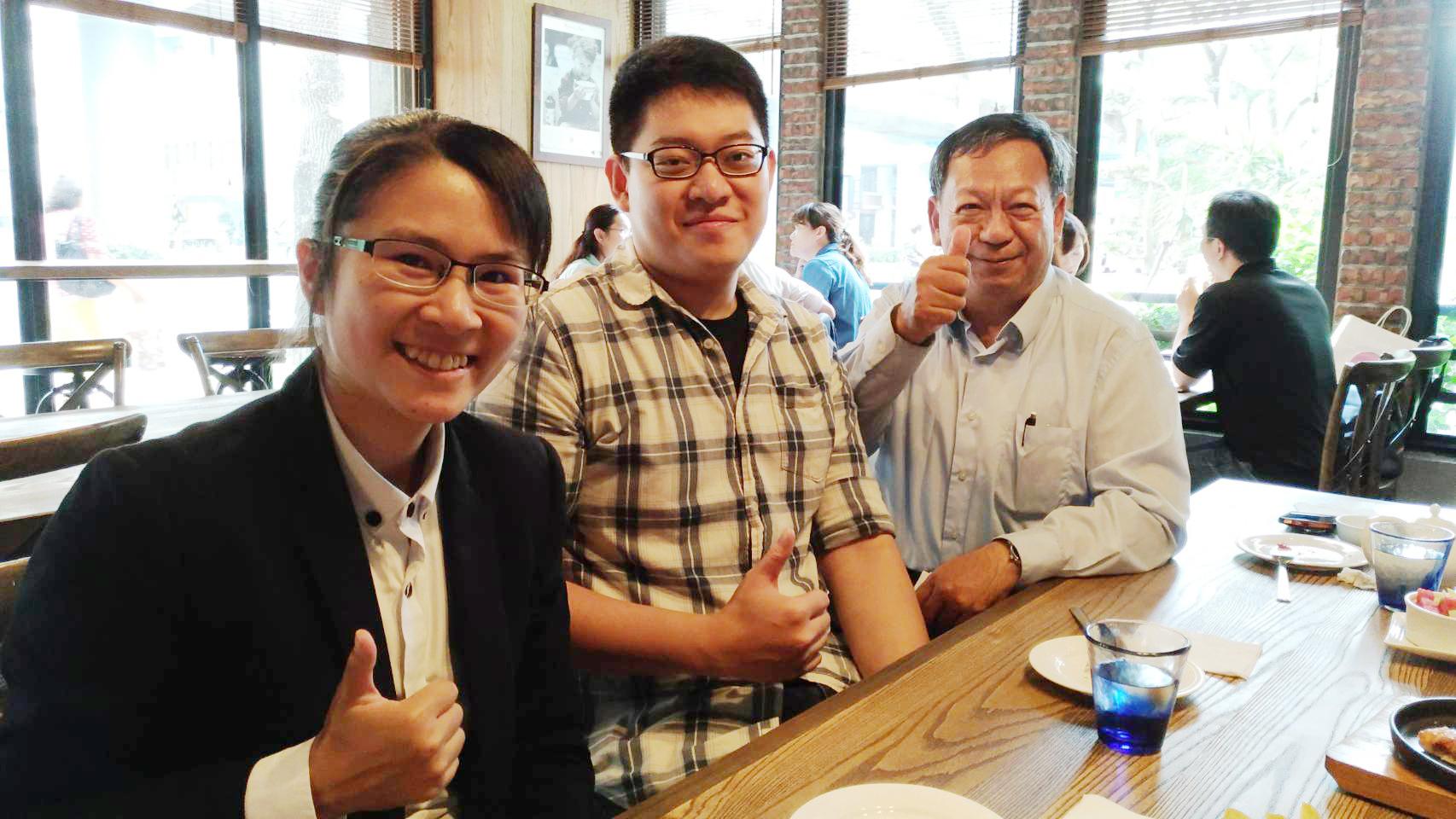 營業員平日是操盤的業師,假日則化身心靈導師。於公於私,都是學生們的大朋友。(由左至右)「康和盃大專院校選擇權實盤交易菁英賽」第二屆冠軍方昭齡、第三屆冠軍蕭賀元,以及康和期貨業務襄理陳益豐。