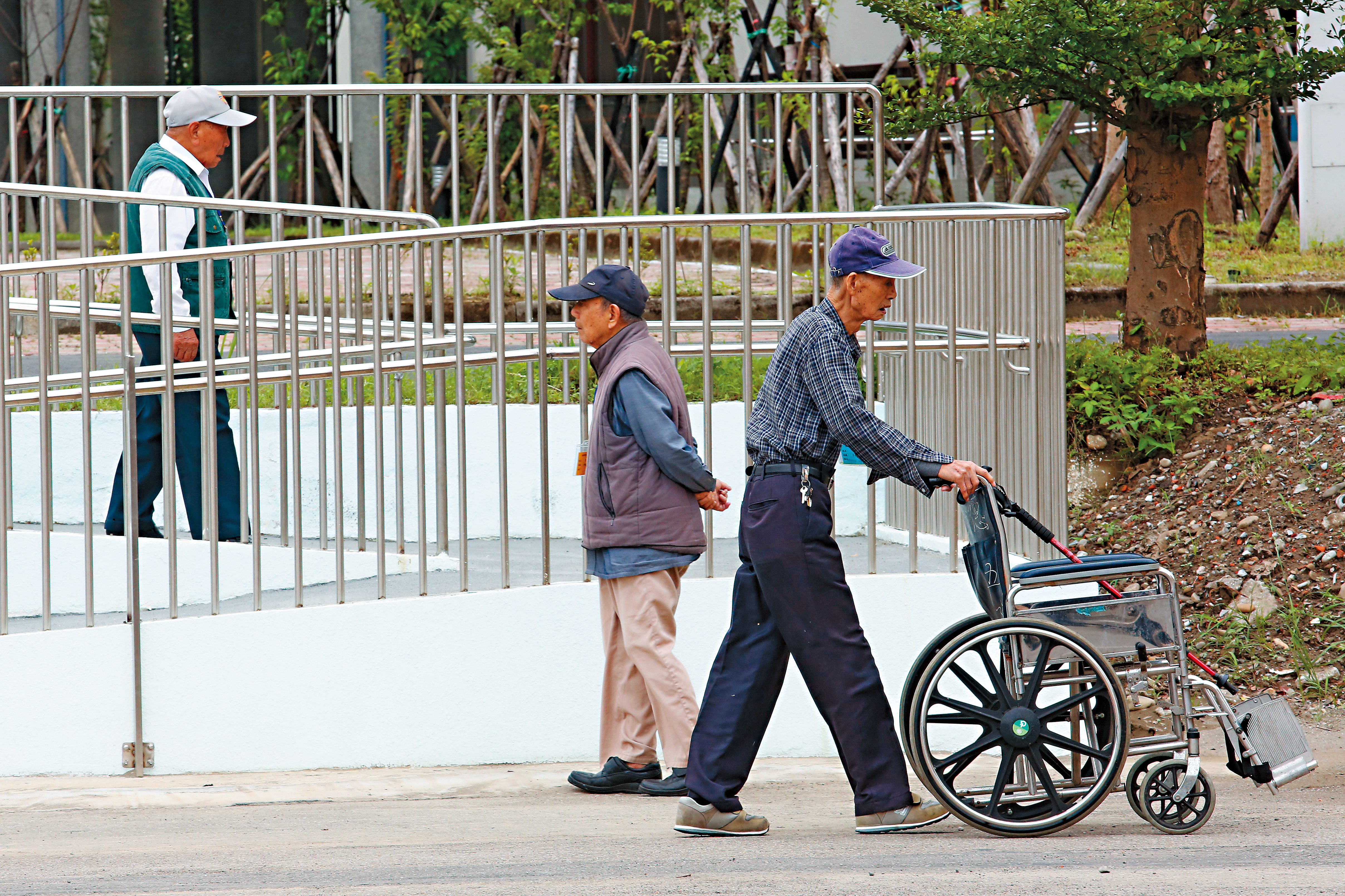 榮民基金會一開始以10億元創立基金，全數由退輔會捐助，「法定基金」在今年已達21.8億元。