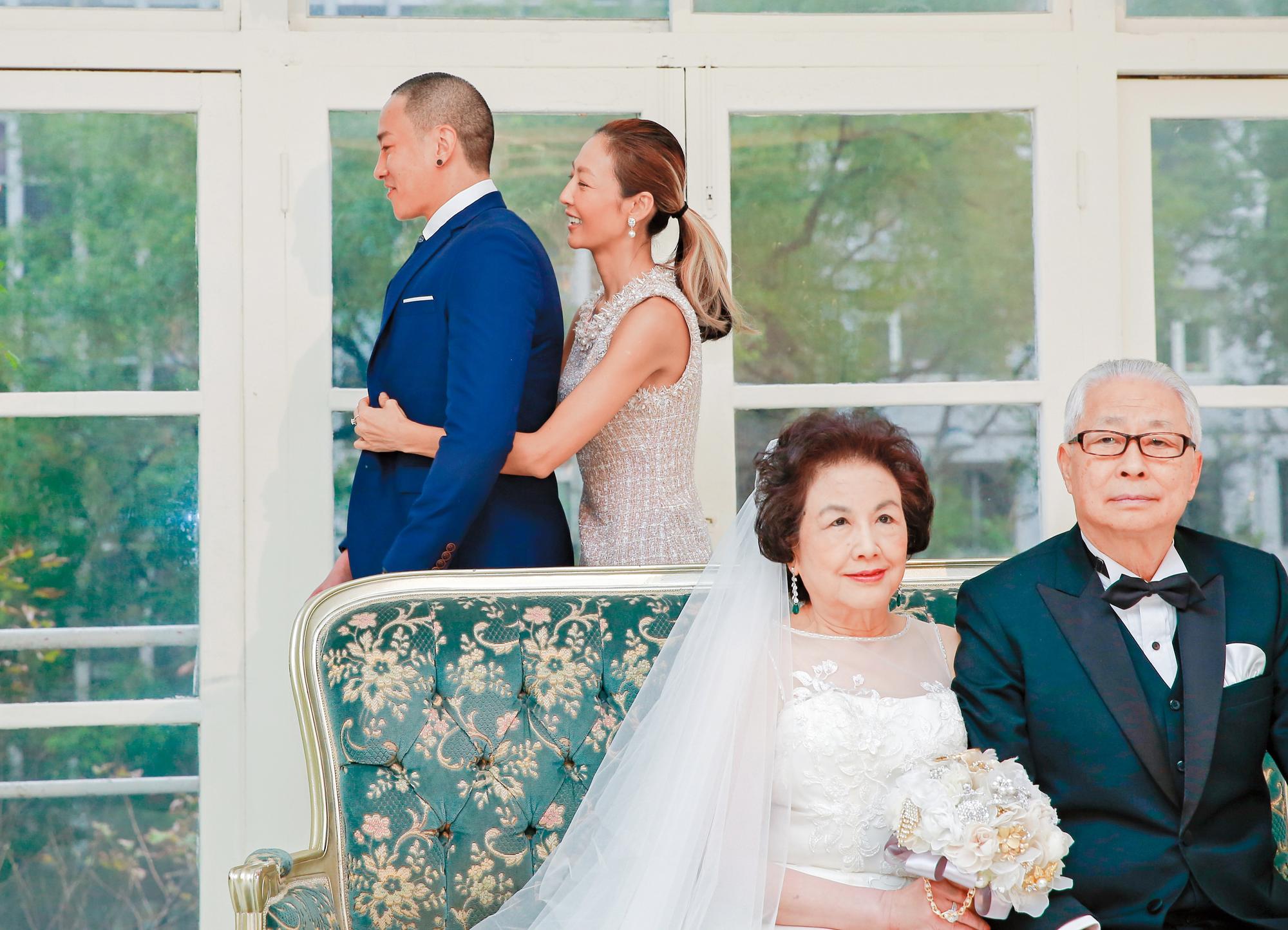 今年3月何潤東與Peggy結婚週年，特別邀請自己父母拍全家福照，一家和樂。