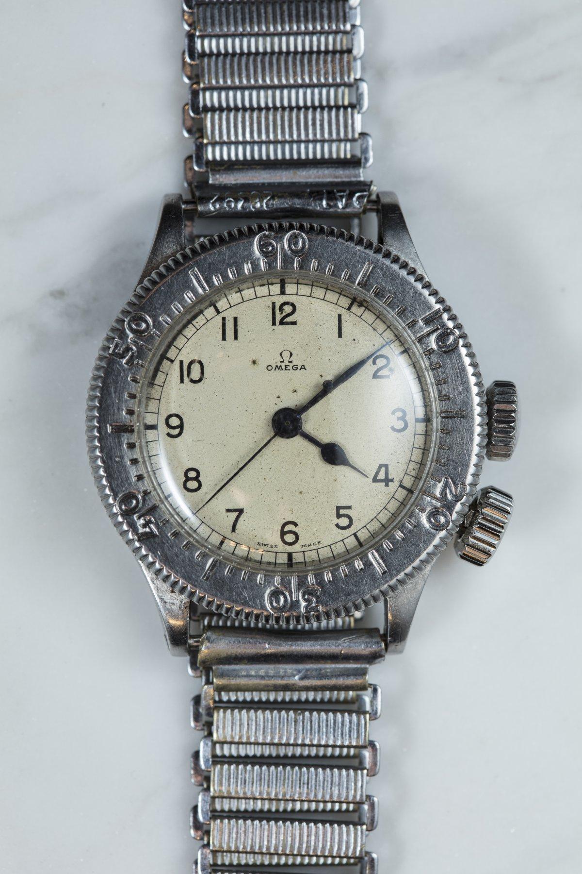 OMEGA RAF1940 Ref.CK2129。這款在電影《敦克爾克大行動》中爆紅的OMEGA軍錶，裝配了品牌第一代的大三針腕錶機芯23.4CS，且很罕見的設計了簡易計時圈功能，好讓飛行員可以如電影裡般計算殘餘滯空時間。當初只為了RAF的訂單打造了2,000只，扣掉戰損與光陰的摧殘應該所剩無幾。