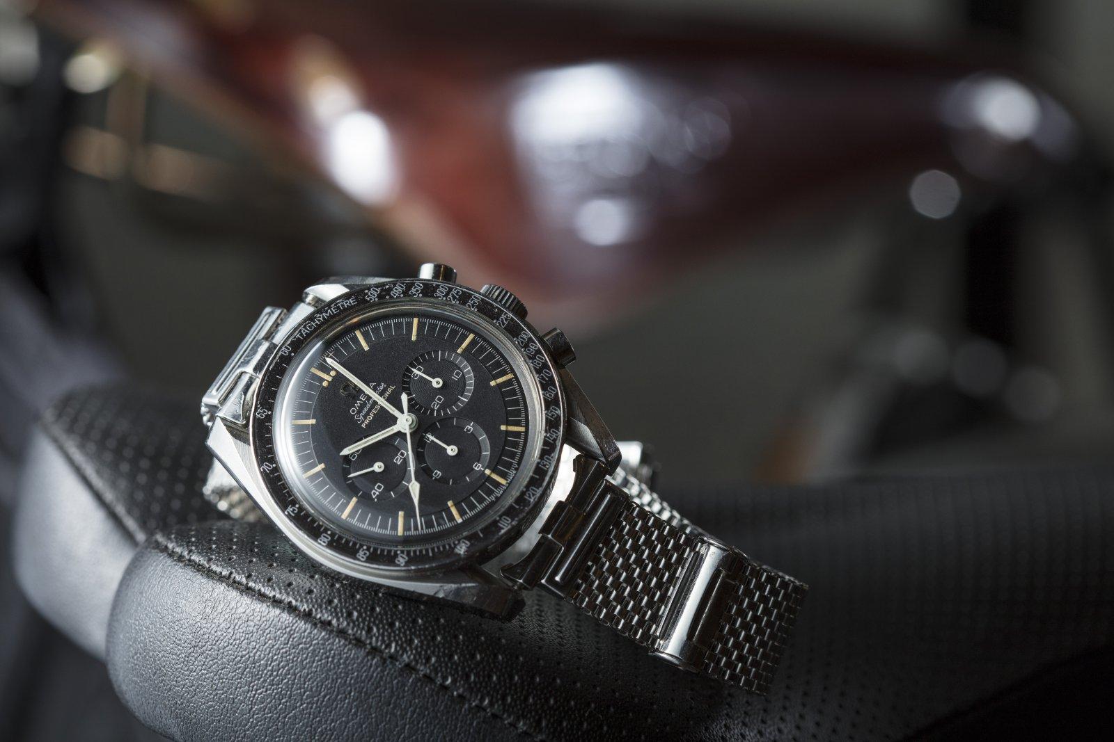 OMEGA Speedmaster Ref.105.012。年份：約1966年。這只老Speedmaster的型號為105.012，也就是NASA在街上的錶店買了一堆計時碼錶來測試，最後唯一過關並在阿波羅登月計畫使用的那一批型號，歷史上的意義不言可喻，也是最早在面盤加上「Professional」字樣的Speedmaster。