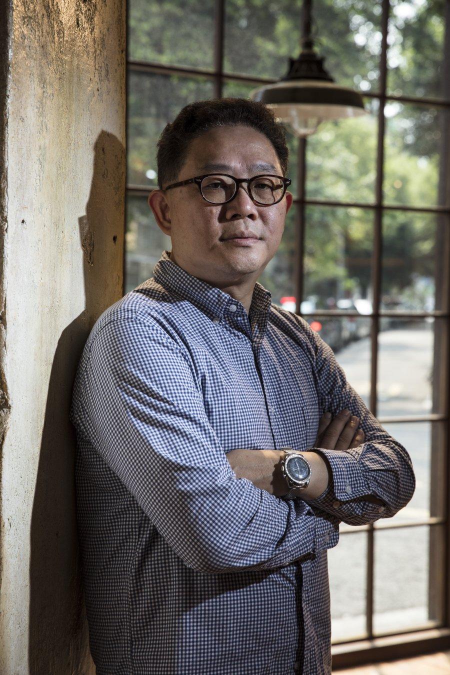 收藏家鍾志成，愛錶資歷20年，收藏以OMEGA古蕫錶為主，因OMEGA錶款相當廣泛，是非常好的收藏標的。此外也有收藏LEMANIA、LONGINES、ZENITH、MOVADO、HAMILTON等等古蕫錶。近代錶有收藏OMEGA限量錶、ROLEX等等。收藏過600~700隻以上，但以收藏為主，因此自己還有約350隻收藏以上。