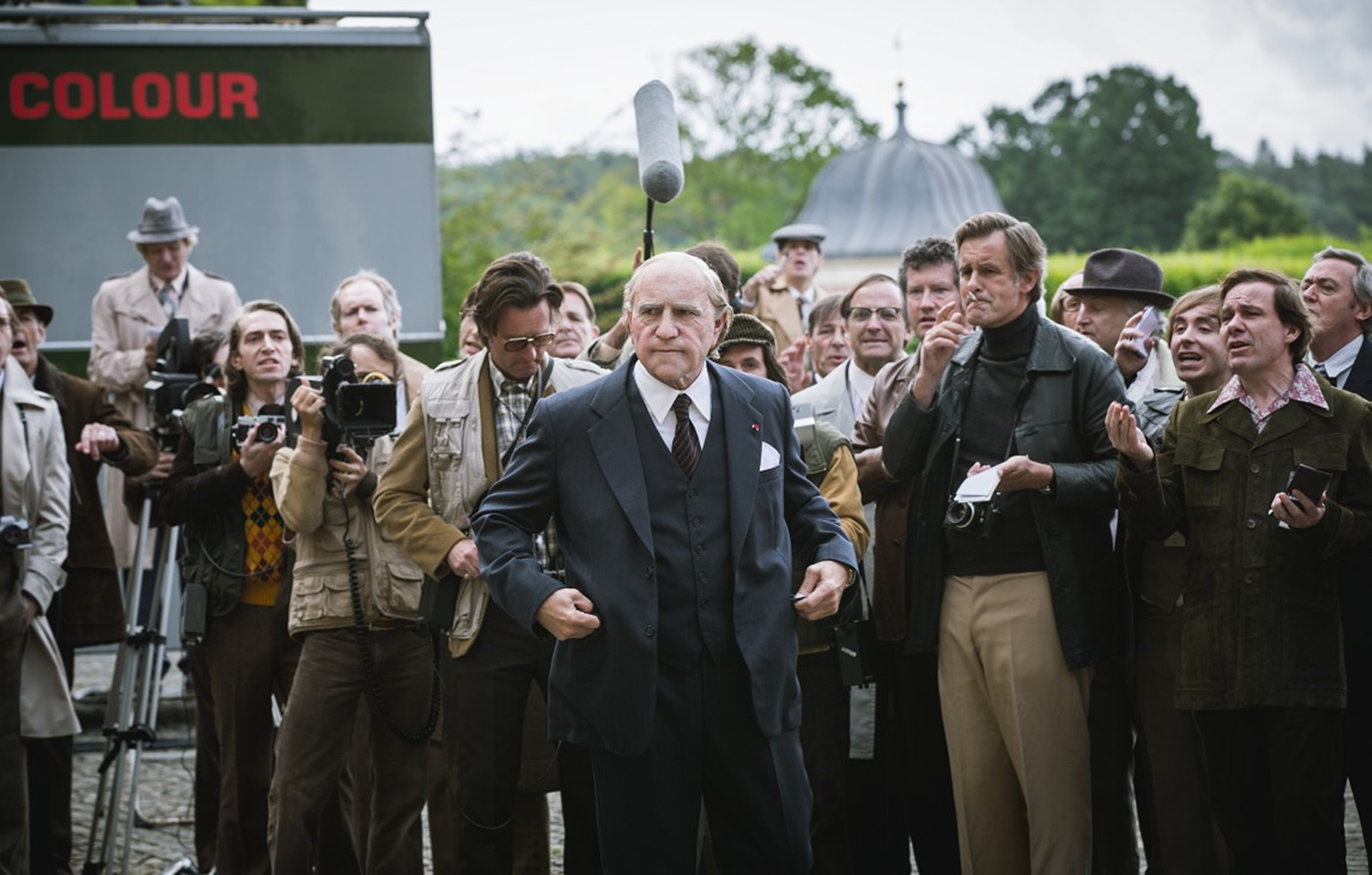 認得出來嗎？這位稀疏白髮的老先生，就是凱文史貝西。