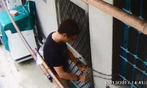 邱男以鐵鍊鎖門方式，讓債務人無法進出家門。