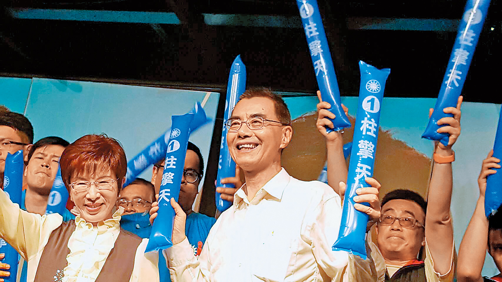 陳俊生（右）在臉書毫不掩飾自己的政治立場，但也因此被退輔會鎖定，認為他走訪各縣市成立分會，已涉黨政不分。（翻攝陳俊生臉書）