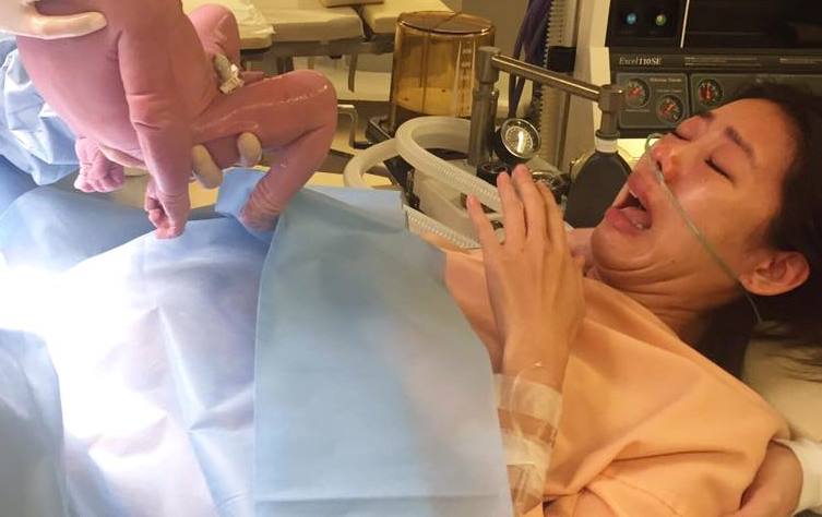 林可彤今早把生產時醜照放上臉書，引來大家留言。（翻攝自林可彤臉書）