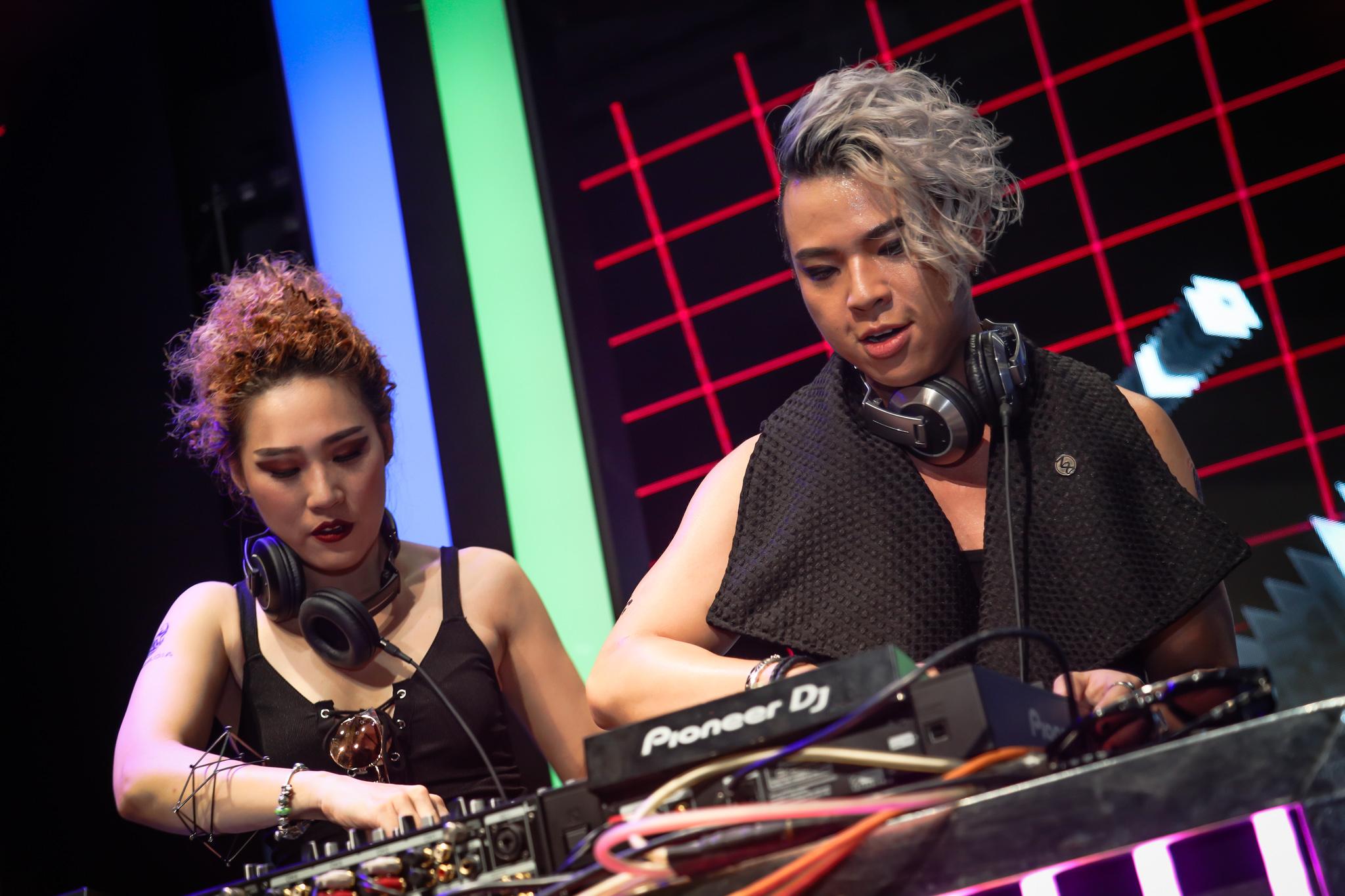 XN藍洞樂團站上「ARCADIA x VOGUE FNO After Party」壓軸演出，結合時尚與電音。