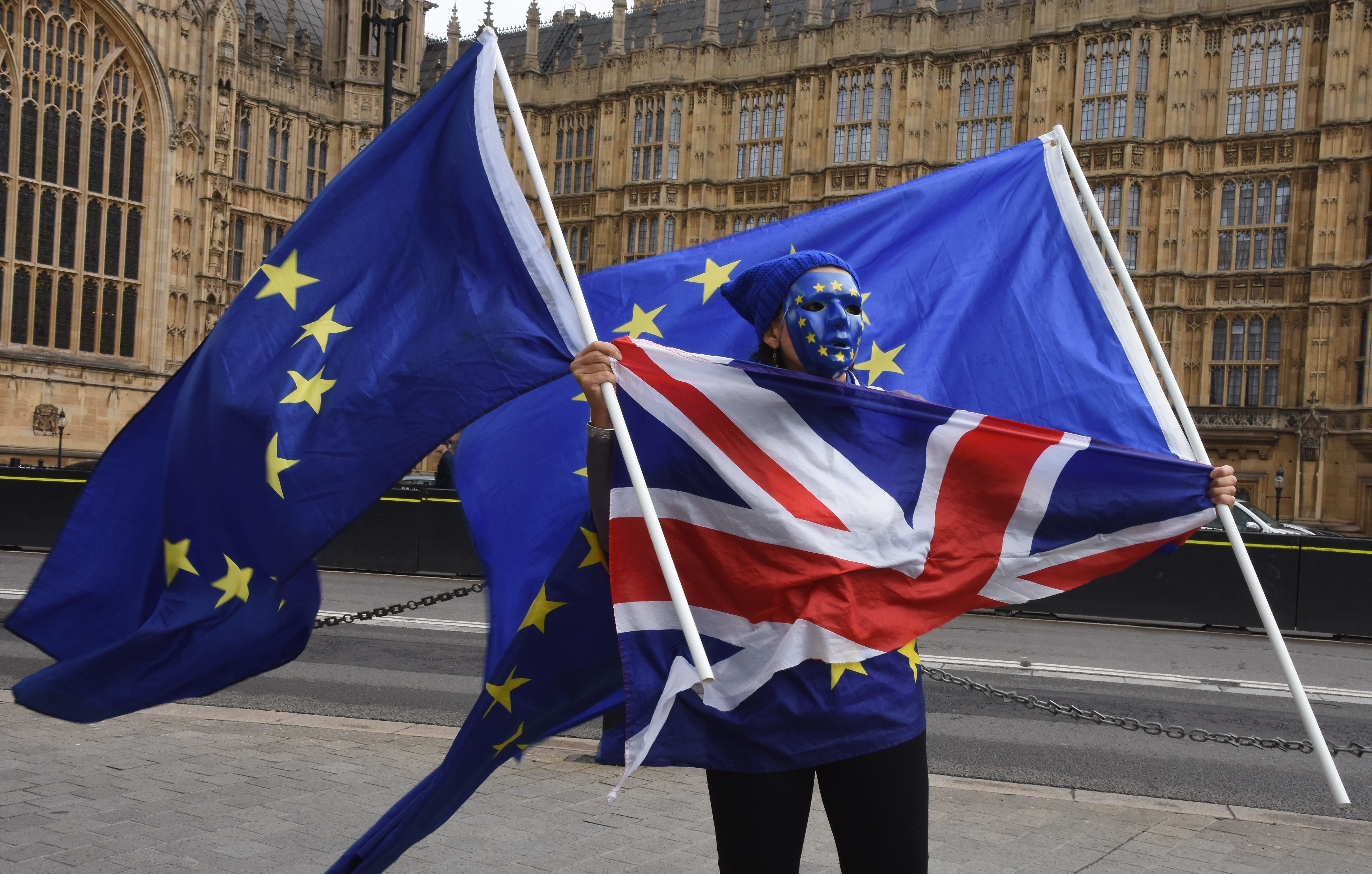 2017年9月13日，英國倫敦反脫歐民眾手持英國與歐盟國旗抗議。（東方IC）
