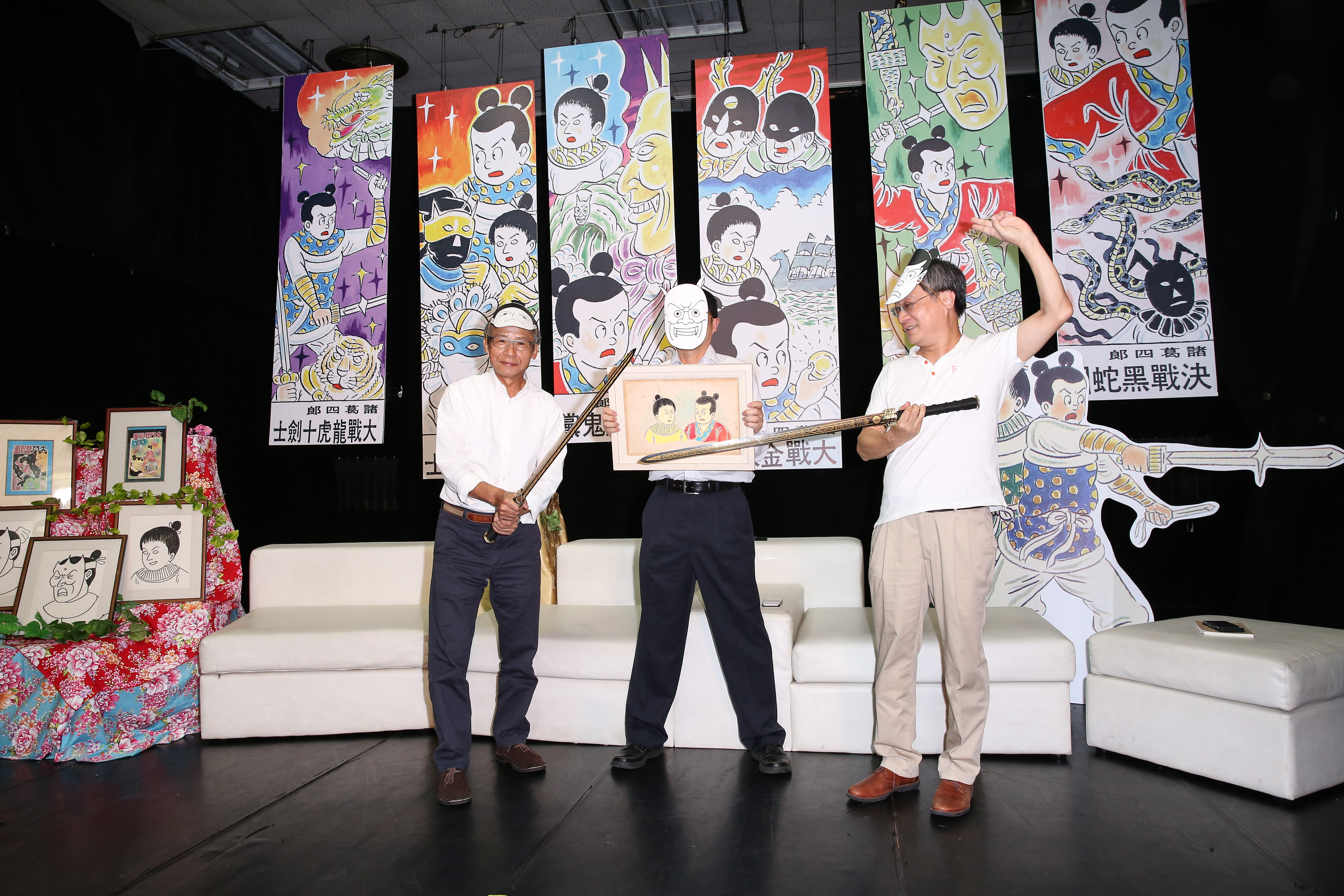 小野老師興致勃勃地提議要「金雞獨立」，但旁邊兩位非常冷靜。（右為吳念真，中為葉佳龍）