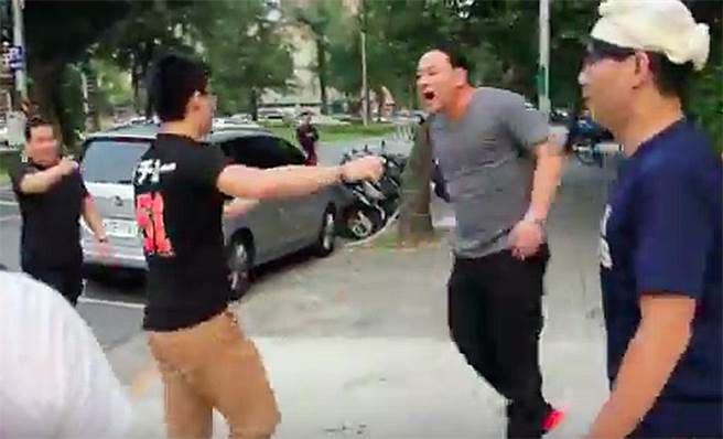 中華統一促進黨總裁「白狼」張安樂次子張瑋（右二）涉教唆傷害罪。（翻攝自網路）