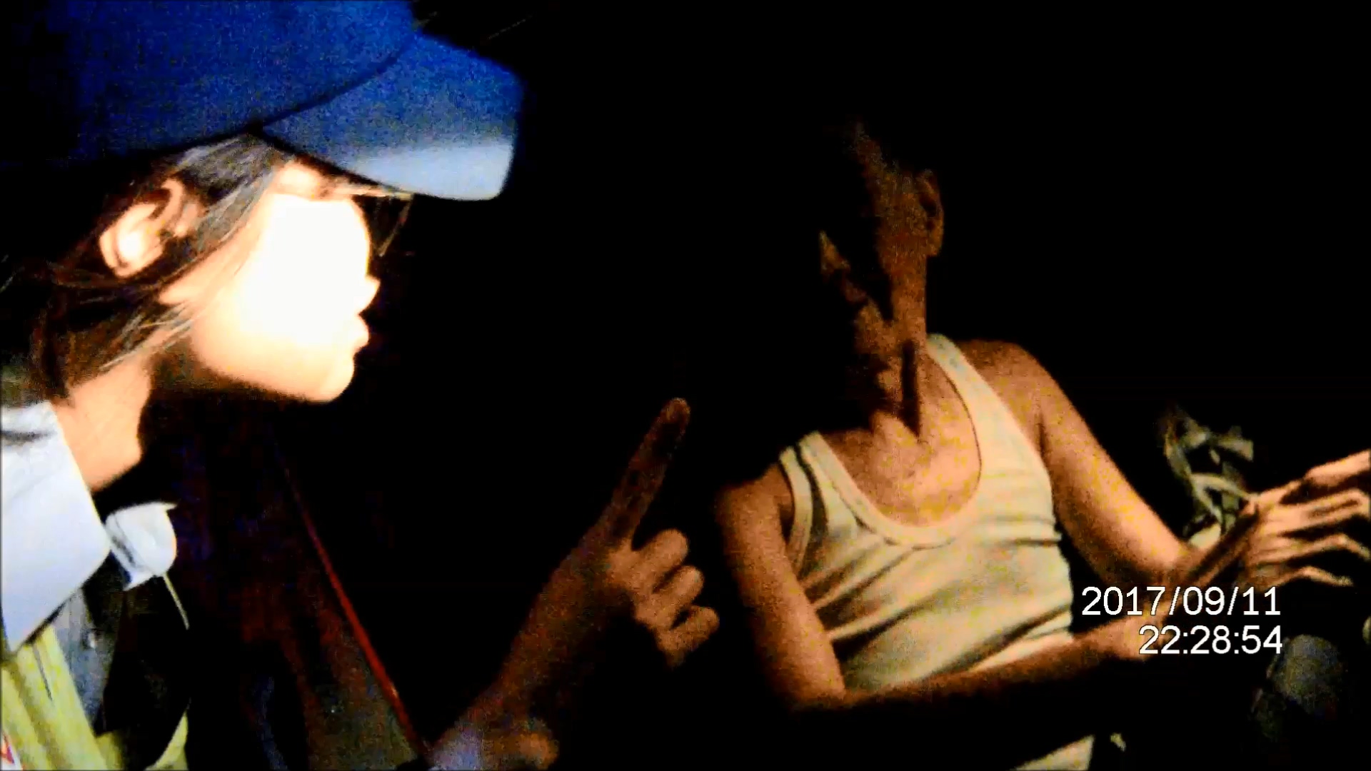 龐翁誤闖五楊高架後停在路肩，警方上前盤查。（警方提供）