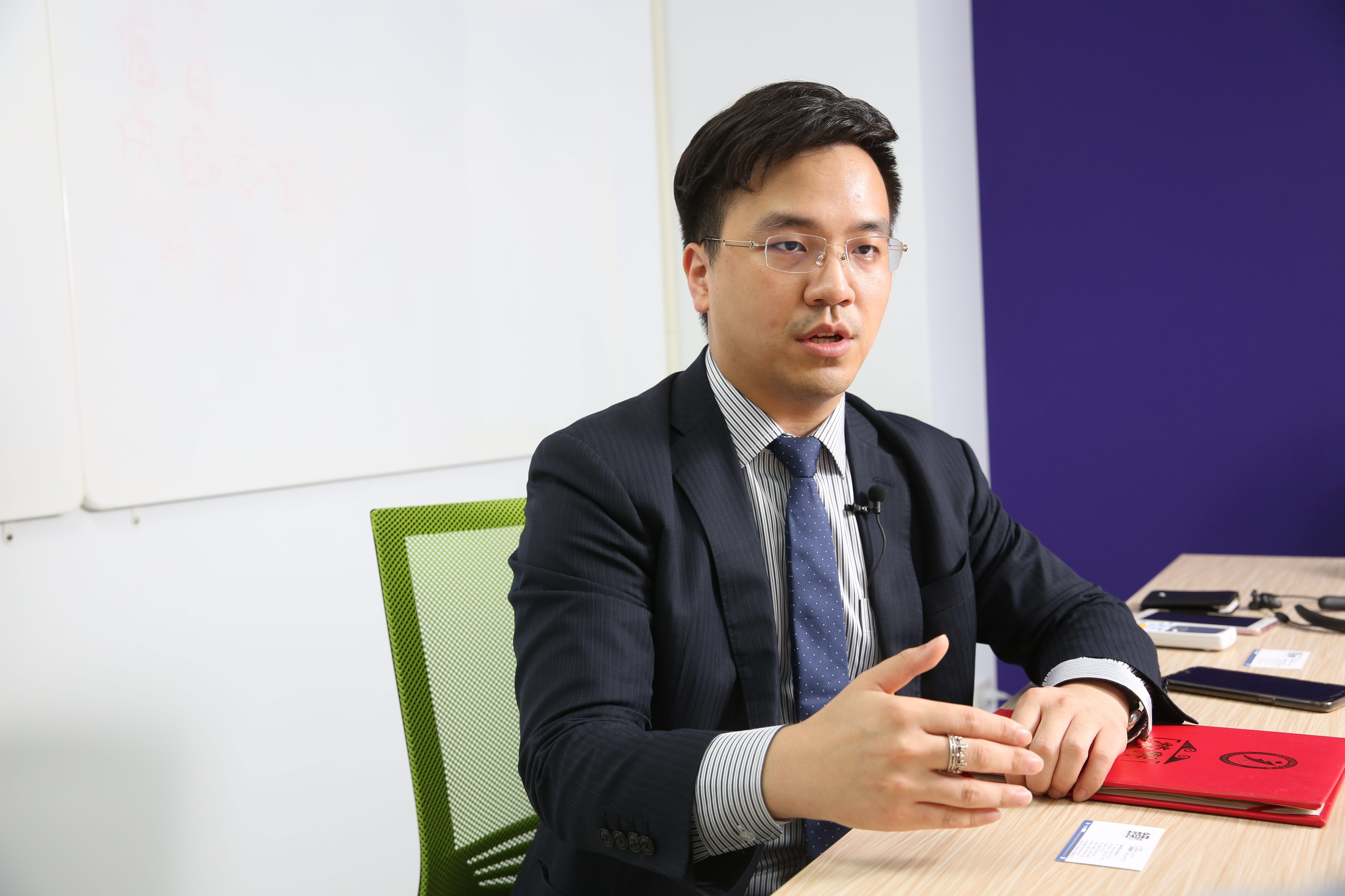 為了打進中國金融圈，沒有背景的言程序，選擇以真金實彈參加中國期貨比賽，6個月內收益率達500%奪冠，闖出名聲。