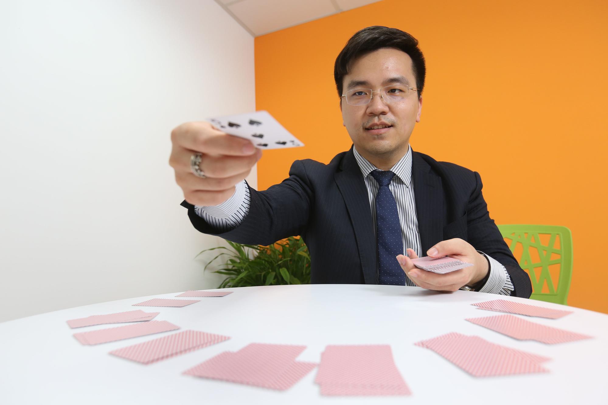 言程序長年征戰陸股，閒暇時喜愛玩德州撲克，曾連續2年拿下中國期貨德州撲克邀請賽第1名。