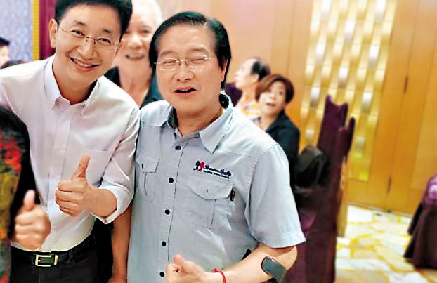 本刊接獲爆料，現任就安基金管理會委員劉進發曾因詐領基金會補助款遭判刑。圖為19日他出席餐會與民進黨立委蔡適應合照。（翻攝莊文祺臉書）