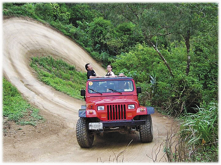 滿州鄉168關道飆山路徑重重關卡跌宕起伏，由坡頂急馳而下猶如搭乘雲霄飛車般。（翻攝自牛教練-墾丁大腳旅遊臉書）