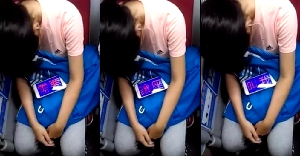 女孩搭乘公車在博愛座休息，用手機秀出「需要讓座請叫我」。（翻攝自爆料公社）