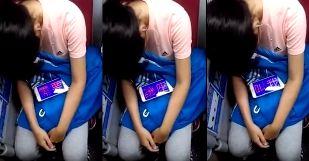 女孩搭乘公車在博愛座休息，用手機秀出「需要讓座請叫我」。（翻攝自爆料公社）