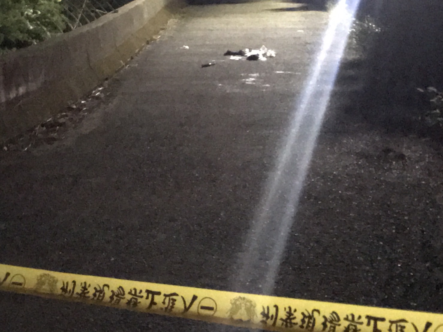 練男疑似與人有財務糾紛，昨日遭人砍重傷，警方拉起封鎖線調查。