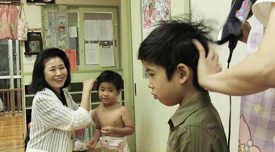 平均從上午11點開到晚上10點的「夜間保育園」，有些甚至提供24小時托兒。園方會負責小朋友的晚餐，並替他們洗澡換睡衣，等家長來接時，已經是可以就寢的狀態。（翻攝自電影《夜間もやってる保育園》臉書）