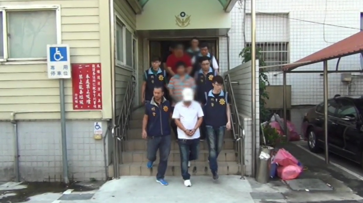 簡嫌等人接連犯案，最終被警方逮捕。