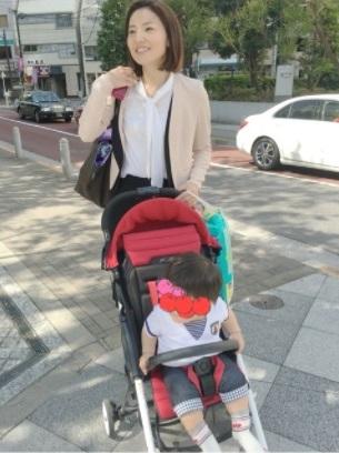 自民黨眾議員金子惠美,今年六月被週刊踢爆,用公務車接送兒子上托兒所,意外掀起國會議員與國會助理,不適用勞動基準法、無法享有育嬰假的論戰。(翻攝自金子惠美部落格)