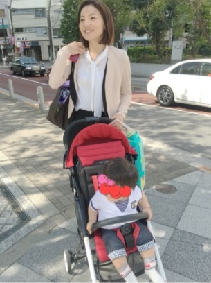 自民黨眾議員金子惠美,今年六月被週刊踢爆,用公務車接送兒子上托兒所,意外掀起國會議員與國會助理,不適用勞動基準法、無法享有育嬰假的論戰。(翻攝自金子惠美部落格)