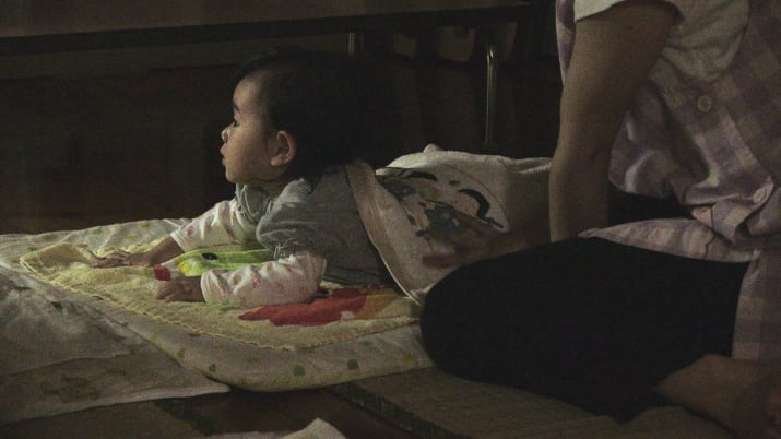 日本在1981年開放夜間托兒制度，目前全國共有82所夜間保育園。但一般大眾對於夜間托兒，仍抱持著家長從事特種行業或單親媽媽的偏見，使得制度難以有效被利用。（翻攝自電影《夜間もやってる保育園》臉書）