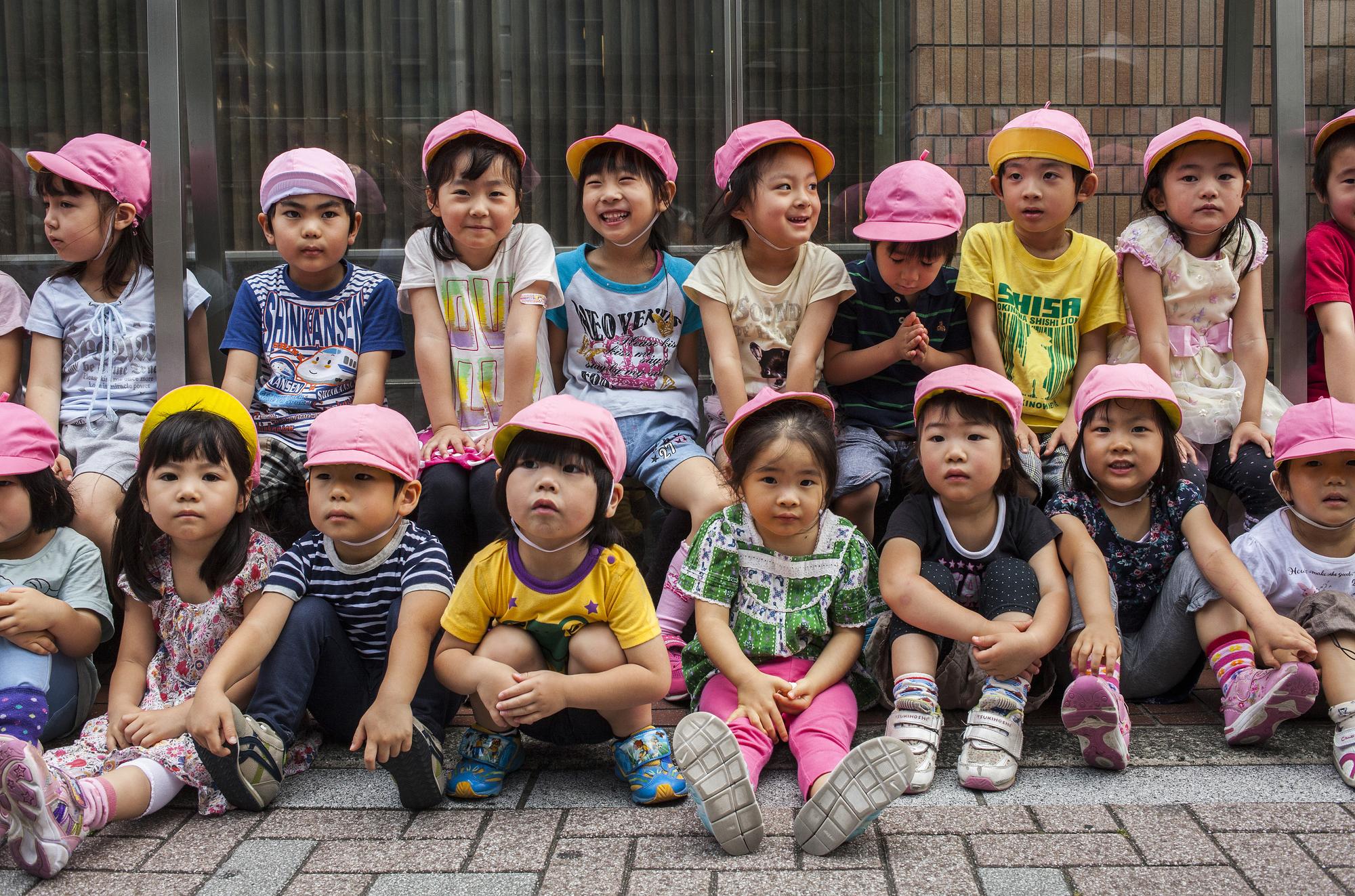 安倍政府打算推動「幼兒教育無償化」，並納入自民黨在10月22日眾議院大選的政見當中，估計這項政策，需要1兆2千億日圓。（東方IC）