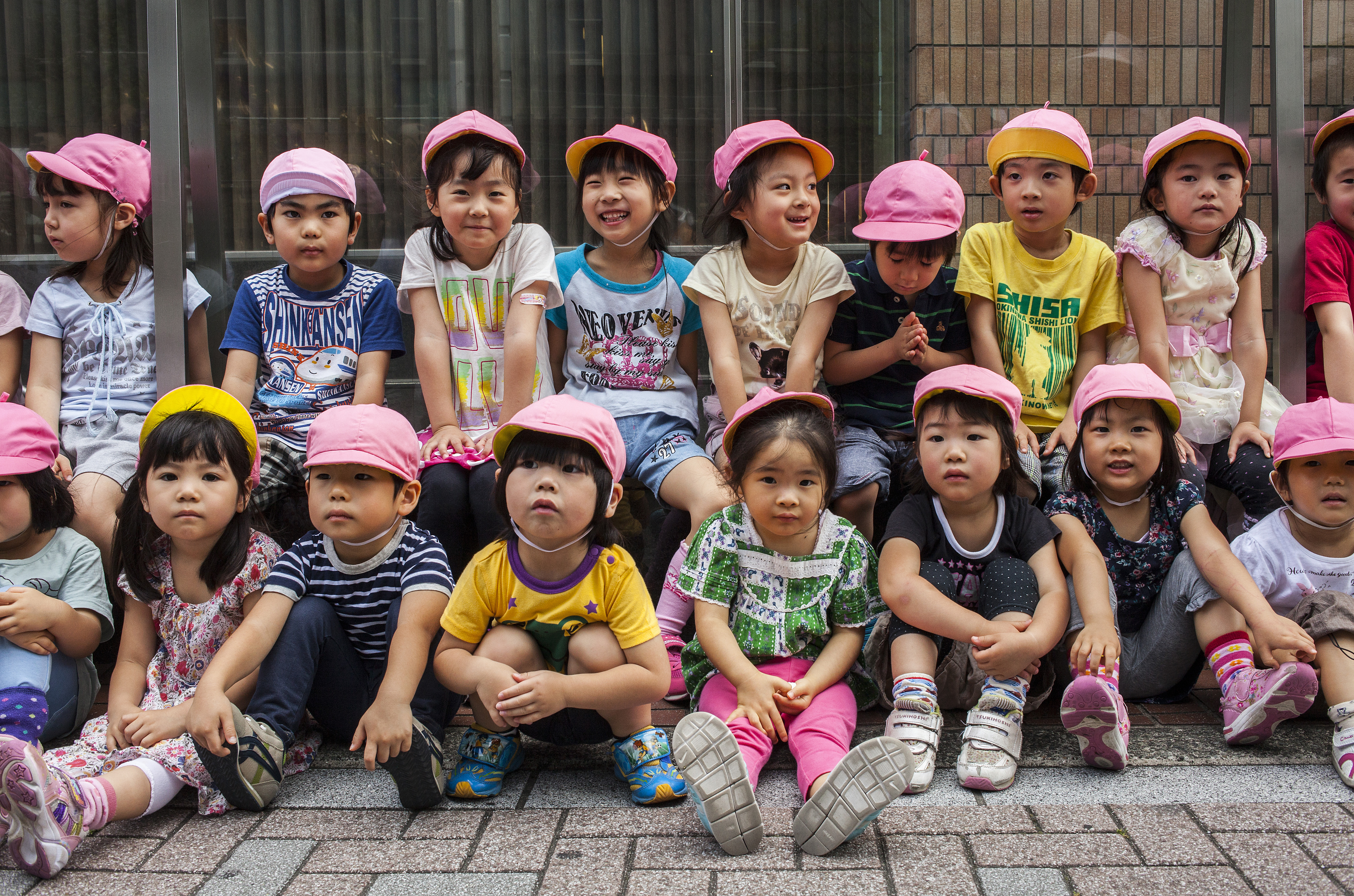 安倍政府打算推動「幼兒教育無償化」，並納入自民黨在10月22日眾議院大選的政見當中，估計這項政策，需要1兆2千億日圓。（東方IC）