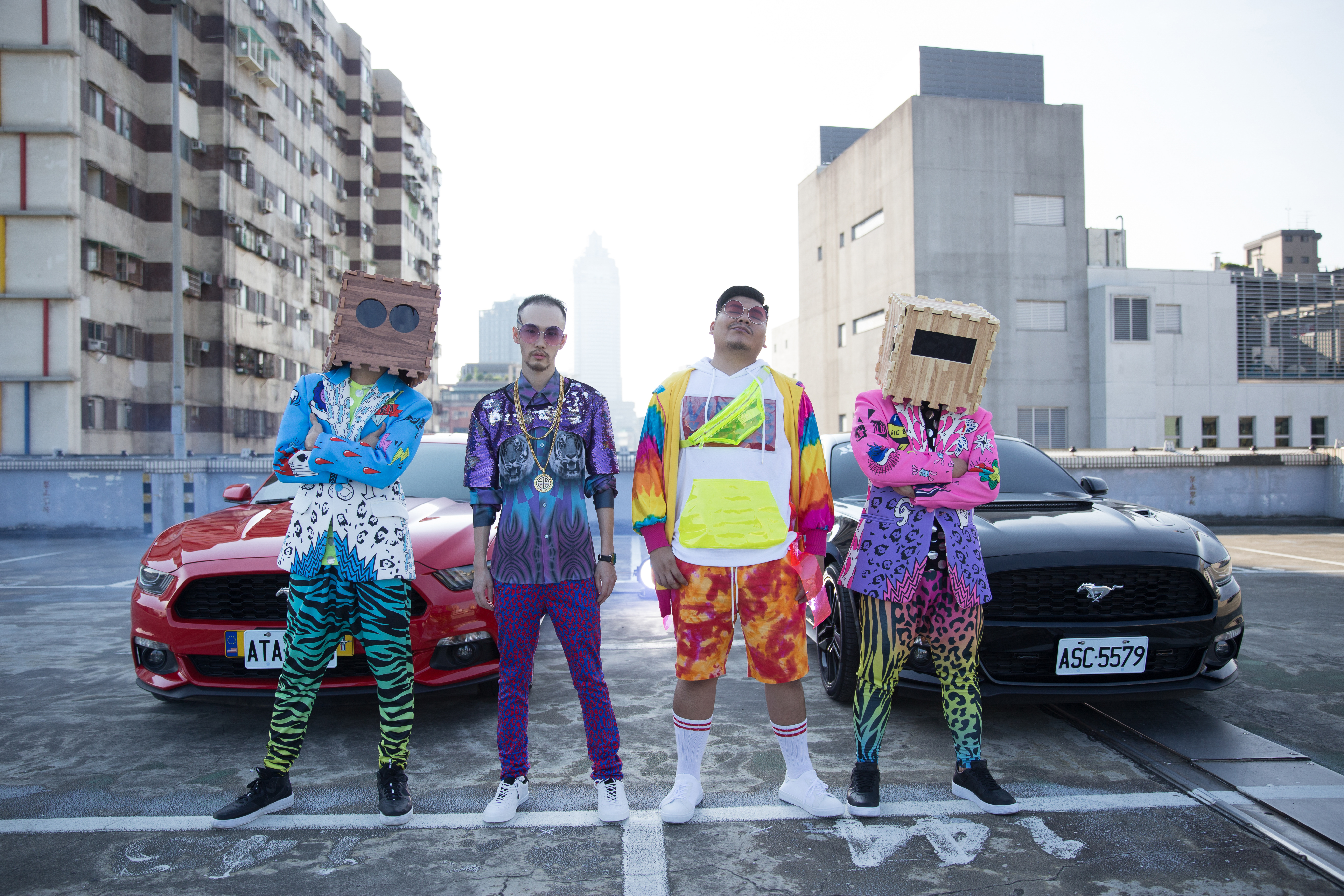 網紅「頑GAME」推出新歌〈大男人〉，找來音樂組合「口一口」助陣。（左起二筒、華森、鐵牛、一條）