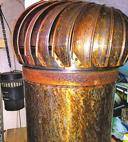 曾男自製毒氣欲毒殺黃家，黃家人頂樓的排風球遭到毒氣腐蝕。（警方提供）