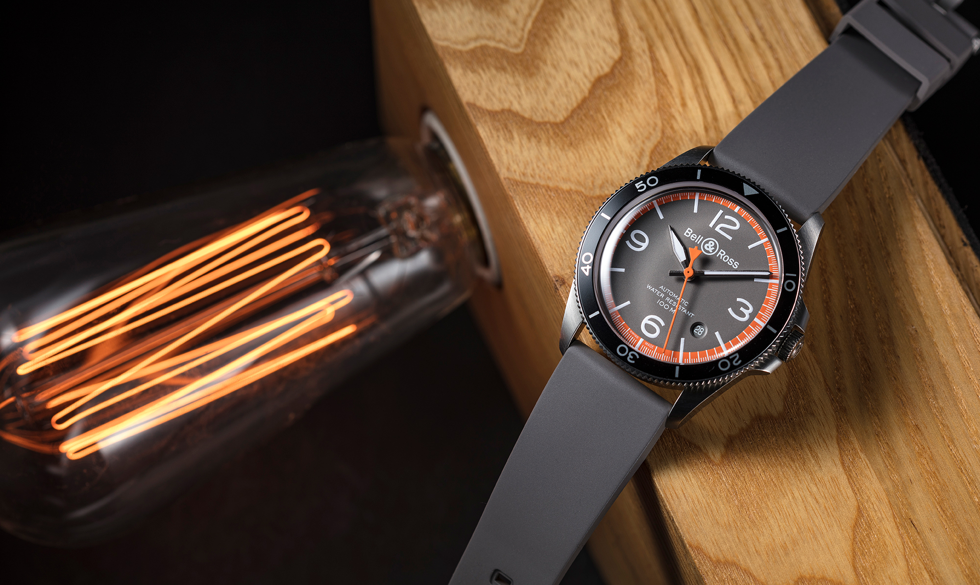BELL & ROSS向海上救生員致敬所誕生的錶款，以金屬灰色面盤呼應海上救生員所用的直升機的機身色彩，至於上頭點綴的橘色則是與海洋安全相關的色彩。建議售價NT$97,300。