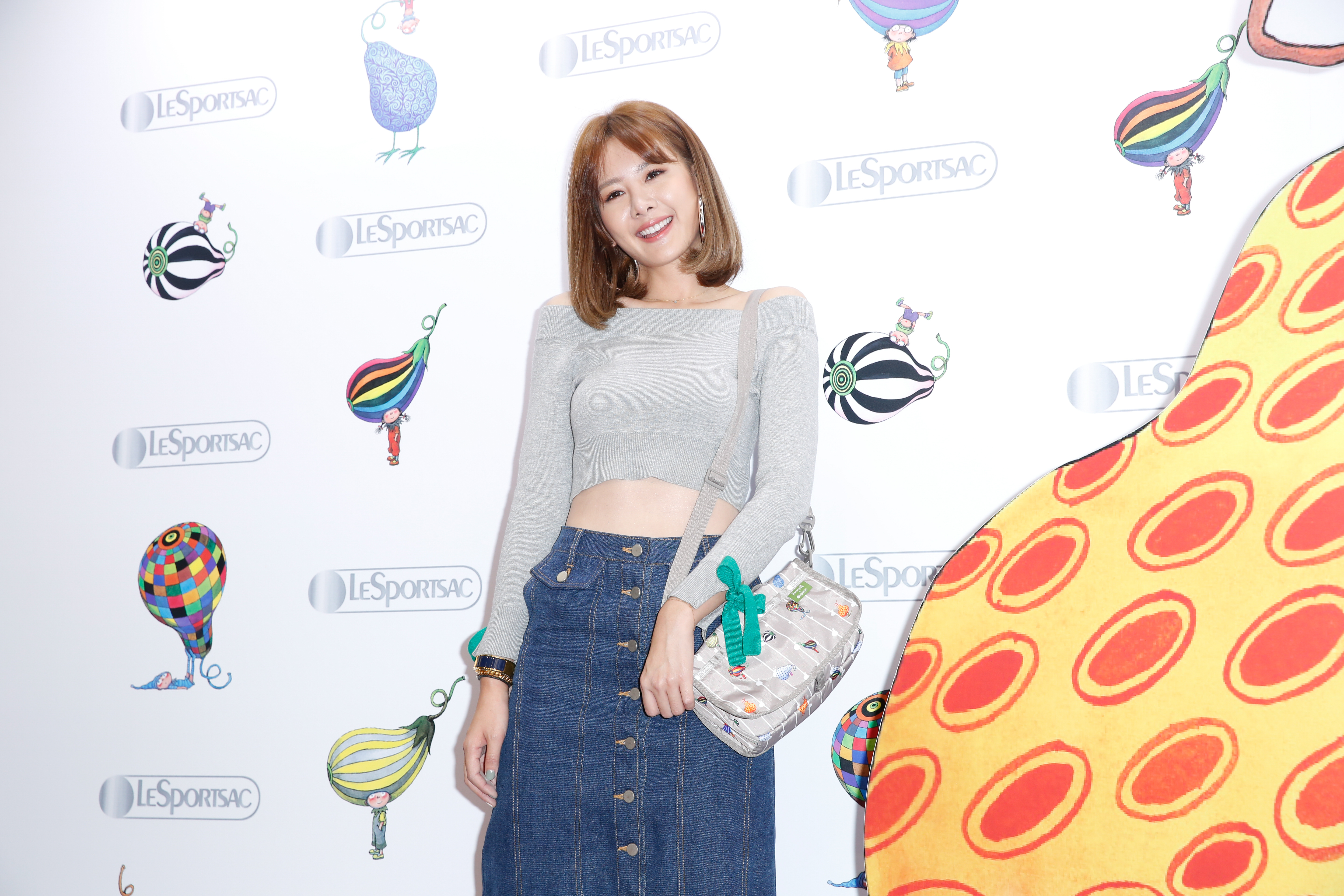 安心亞27日出席包包活動，穿著露肚裝的她，最怕小肚子跑出來。