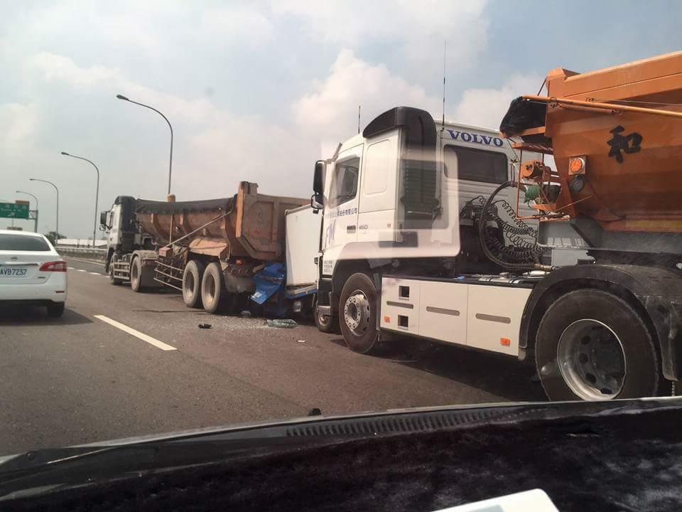 小貨車被夾在2輛砂石車中間，駕駛傷重不治。