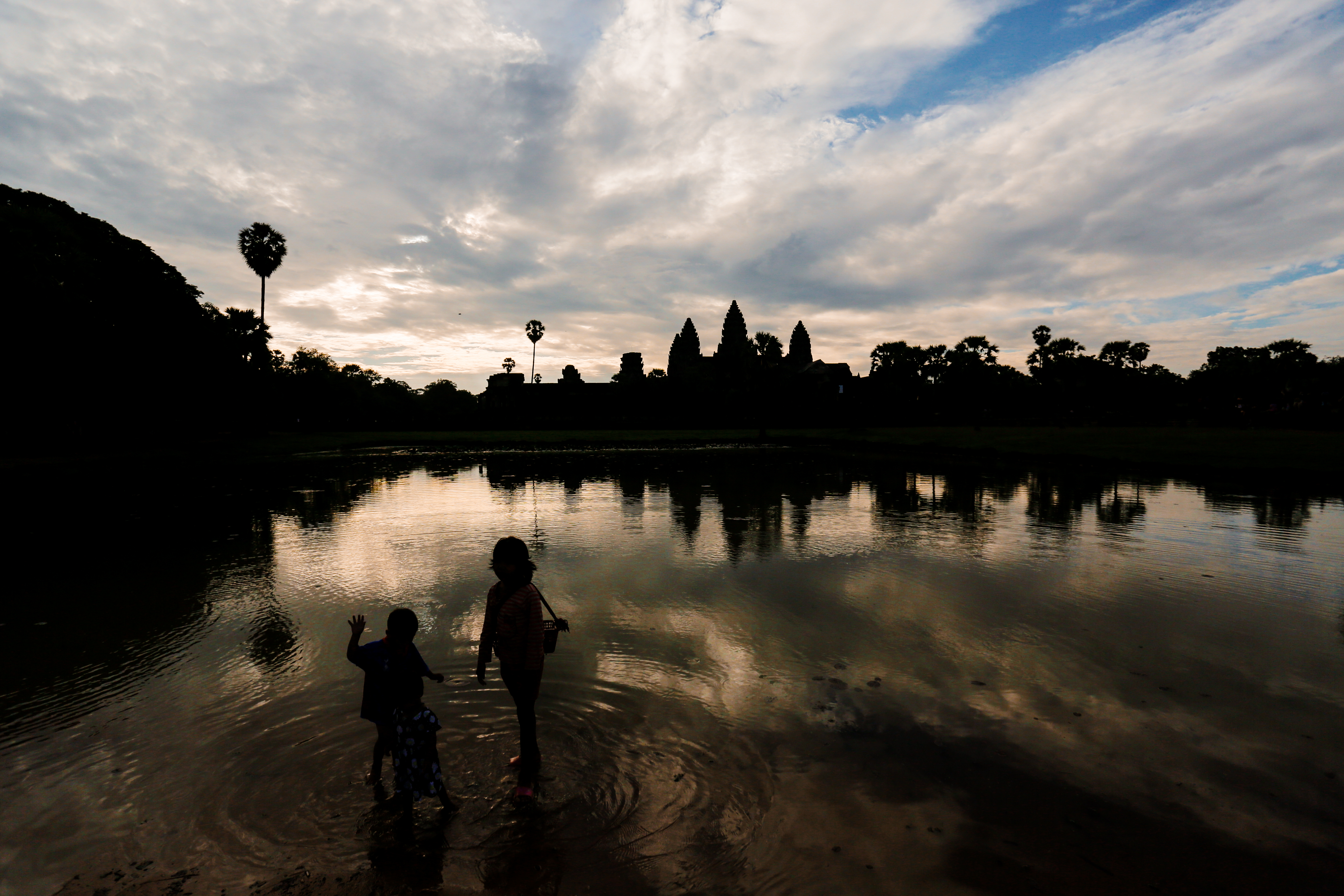 雨季的9月要看見日出必不容易，陽光只是微微地從雲層透光出來。