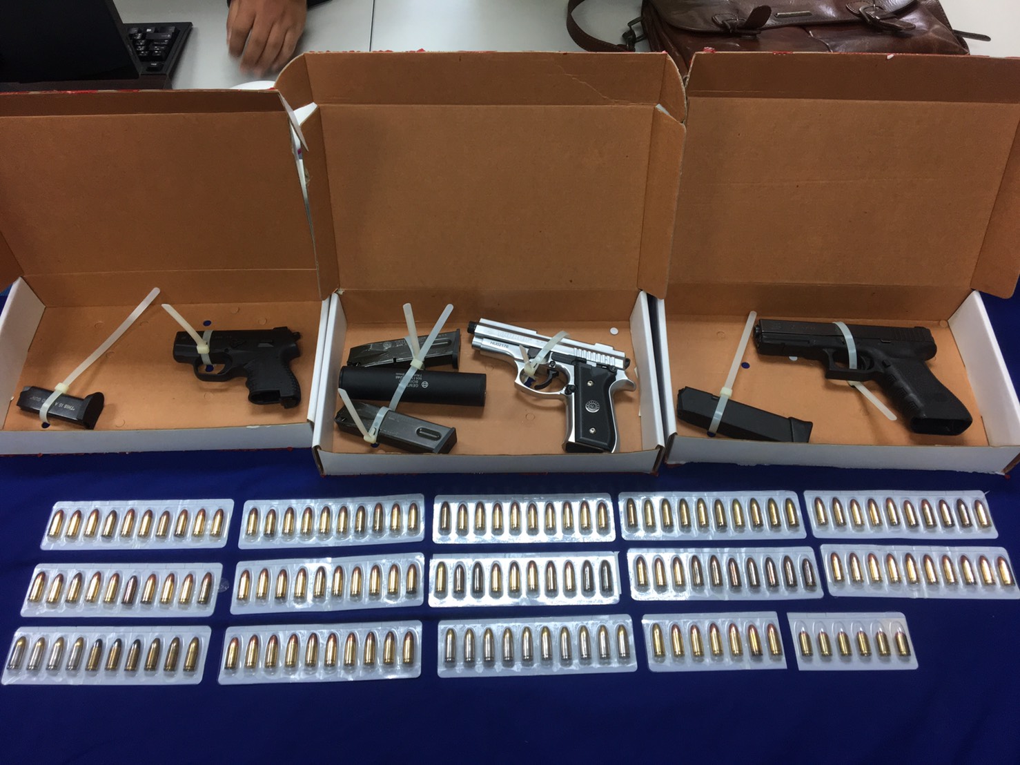 戴嫌所有之廢棄機車內，查獲制式手槍3把、子彈143顆。